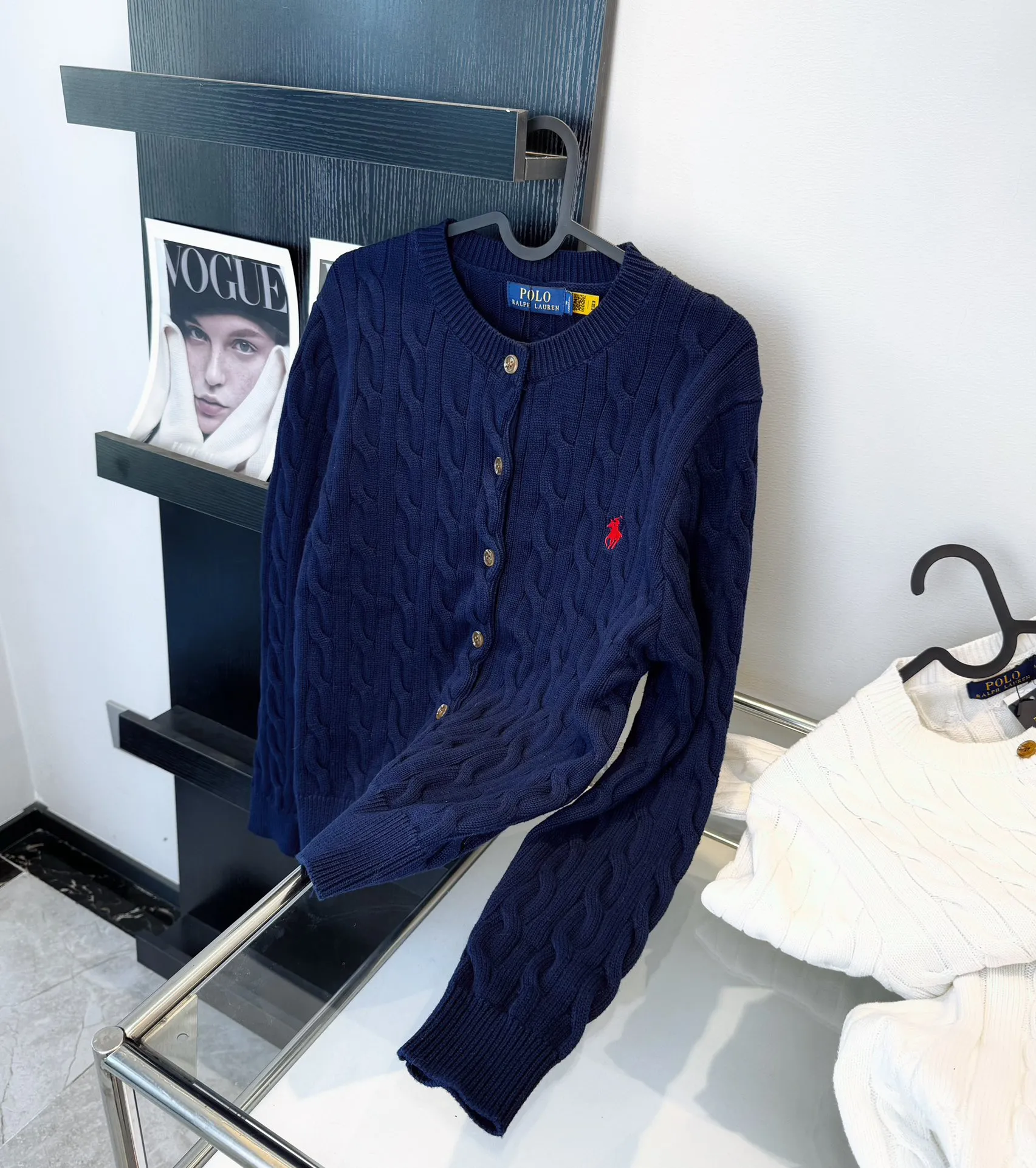 🅿️240 Style No.: L05 (Navy Blue) Ralph Lauren RL classic war horse logo embroidery on the chest cable pattern twist button round neck long sleeves buttoned knitted sweater cardigan jacket Color: SIZE: XS S M L Size Reference # Length Bust Shoulder Width 64 52 45 I will always love sweet girls. The soft and glutinous🧶🫶 style is a very classic cable sweater. It has an American retro college style. It feels very comfortable. It is a must-have item for spring, autumn and winter wardrobes. It also looks good when layered as an inner layer in cold weather. High-density LOGO embroidery on the chest, and original customization of tag accessories. Made of pure cotton yarn 🧶 blended with wool, pure cotton is skin-friendly and comfortable, small label war horse embroidered twist turtleneck sweater 🐎 high quality. Follow the blogger to learn how to wear it! Let’s get a Ralph Lauren cable sweater. It’s a super hard-to-find series after it became popular. It’s hard to find one on the official website. It’s simple and practical to wear, with a lazy and loose feel. The thickened fabric has a more texture, soft and delicate feel, and a loose fit. Whether worn alone or layered, you can wear different styles of fashion with just one piece. ⚠️Contains wool products🦙 Pay attention to the washing method to avoid shrinkage
